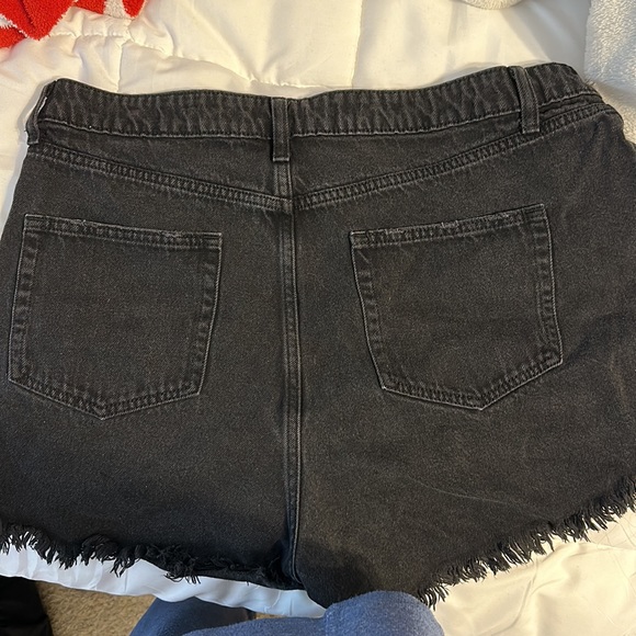 Black jean short - Picture 2 of 2